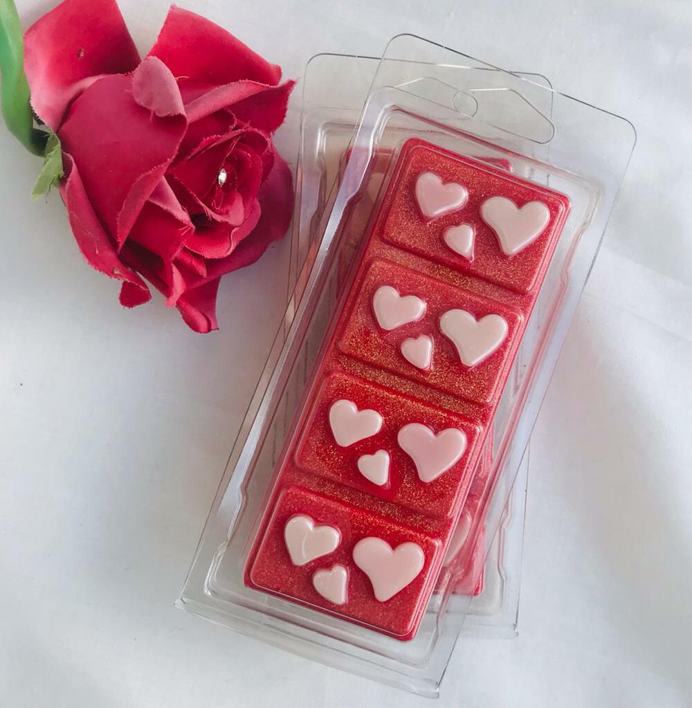 4 Section Snap Bar Style Clamshell - (Valentine Hearts)